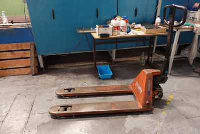un chariot élévateur qui se trouve dans un garage