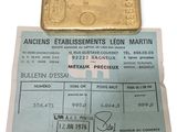 une image représentant un morceau d'or posé sur une feuille de papier