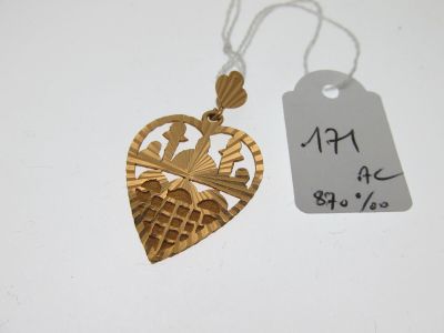 un collier en forme de cœur en or sur lequel est accrochée une étiquette de prix