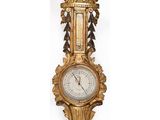 une horloge à l'ancienne, dotée d'un cadre doré et de motifs décoratifs élaborés