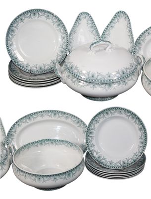 beaucoup d'assiettes et de bols empilés les uns sur les autres