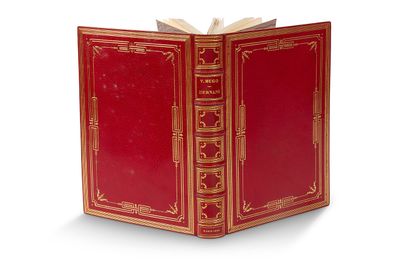 un livre rouge ouvert sur une surface blanche