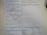 un ticket de caisse posé sur une table, à côté d'une calculatrice et d'une autre calculatrice