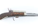 un couteau de poche ancien avec un manche en bois, posé sur une surface blanche