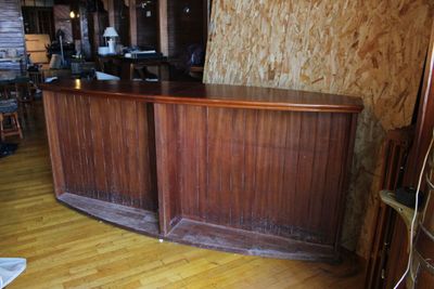 une photo d'un bar en bois dans un salon