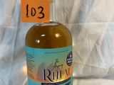 une photo d'une bouteille d'alcool sur laquelle figure une étiquette de prix