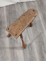 Tabouret bas tripode en chêne sculpté. (photo 2)