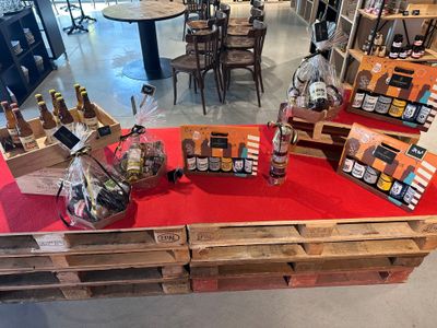 de nombreuses bouteilles de bière posées sur une table dans un magasin