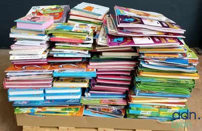 de nombreux livres empilés les uns sur les autres sur une palette