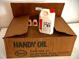 une boîte en carton sur laquelle est posée une bouteille d'huile pour les mains
