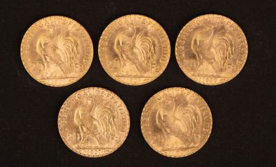 quatre pièces d'or à l'effigie d'un homme et d'une femme