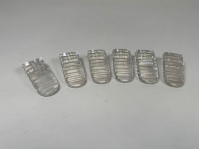 six gobelets en plastique transparent posés sur une table blanche