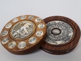 deux sous-verres en bois ornés de motifs décoratifs