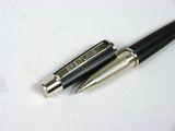 un stylo et un stylo à bille posés sur une table