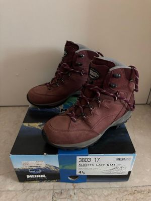 les bottes sont posées sur la boîte, par terre