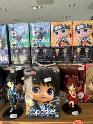 de nombreuses figurines d'anime exposées dans un magasin