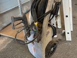 une machine posée sur le sol du garage