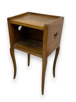 Chevet Louis XV à niche en merisier à motifs de coeurs