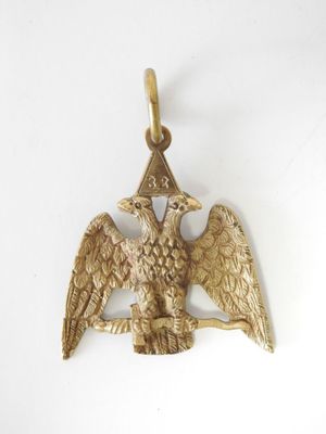 un pendentif en forme d'aigle en or, avec une couronne sur la tête