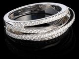 gros plan d'une bague en diamant sur une surface noire