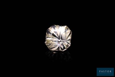 un diamant sur fond noir avec un reflet