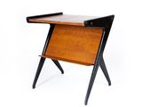 une image représentant un petit bureau en bois avec un plateau noir