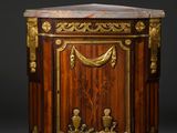 une armoire ancienne en bois, avec un plateau en marbre et des décorations dorées