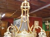 un lustre situé au milieu d'une pièce