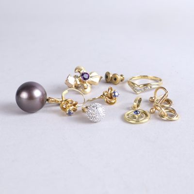 trois paires de boucles d'oreilles ornées de perles et de diamants sur un fond blanc