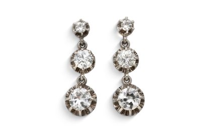 une paire de boucles d'oreilles en diamant sur fond blanc