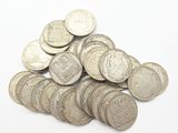 tas de pièces d'argent sur fond blanc