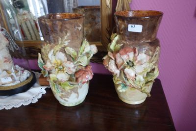 deux vases posés sur une table, avec un miroir en arrière-plan