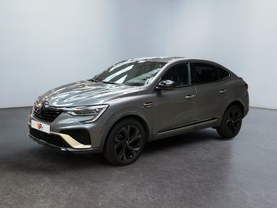 un SUV gris garé dans une pièce aux murs blancs