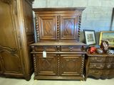 une armoire en bois et une commode dans une pièce