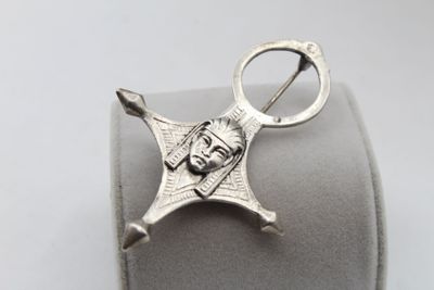 Broche en argent à motif de croix d'Agadez et buste de phara…
