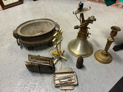 beaucoup d'objets anciens en laiton sur la table
