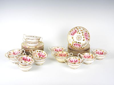 plusieurs types différents d'assiettes et de tasses en porcelaine posées sur un fond blanc