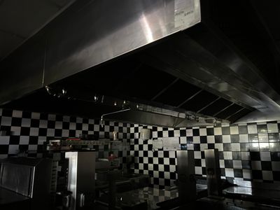 une photo d'une cuisine dont les murs et le plafond sont à carreaux
