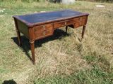 un petit bureau qui se trouve au milieu d'un champ