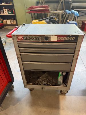 une photo d'un chariot à outils dans un garage
