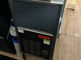 une machine posée sur un comptoir