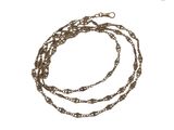 un gros plan d'un collier à chaîne sur fond blanc