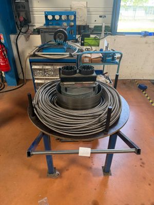 une photo d'une machine équipée d'un tuyau, posée sur une table