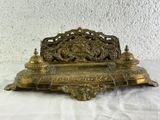 un encrier doré posé sur une table blanche