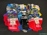 Plusieurs paires de boxers pour hommes sont disposées sur une surface noire