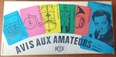 une image représentant une boîte de cartes à jouer sur laquelle figure le portrait d'un homme
