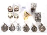 de nombreux types de bijoux en argent sur un fond blanc