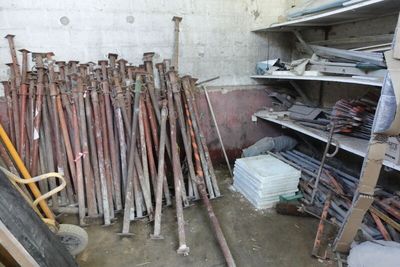 un tas de vieilles battes de baseball dans un coin de la pièce