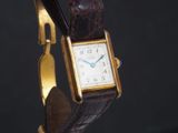 gros plan d'une montre-bracelet avec un bracelet en cuir marron