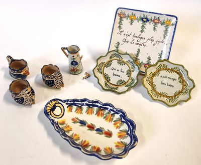 les nombreux objets en poterie qui se trouvent sur la table